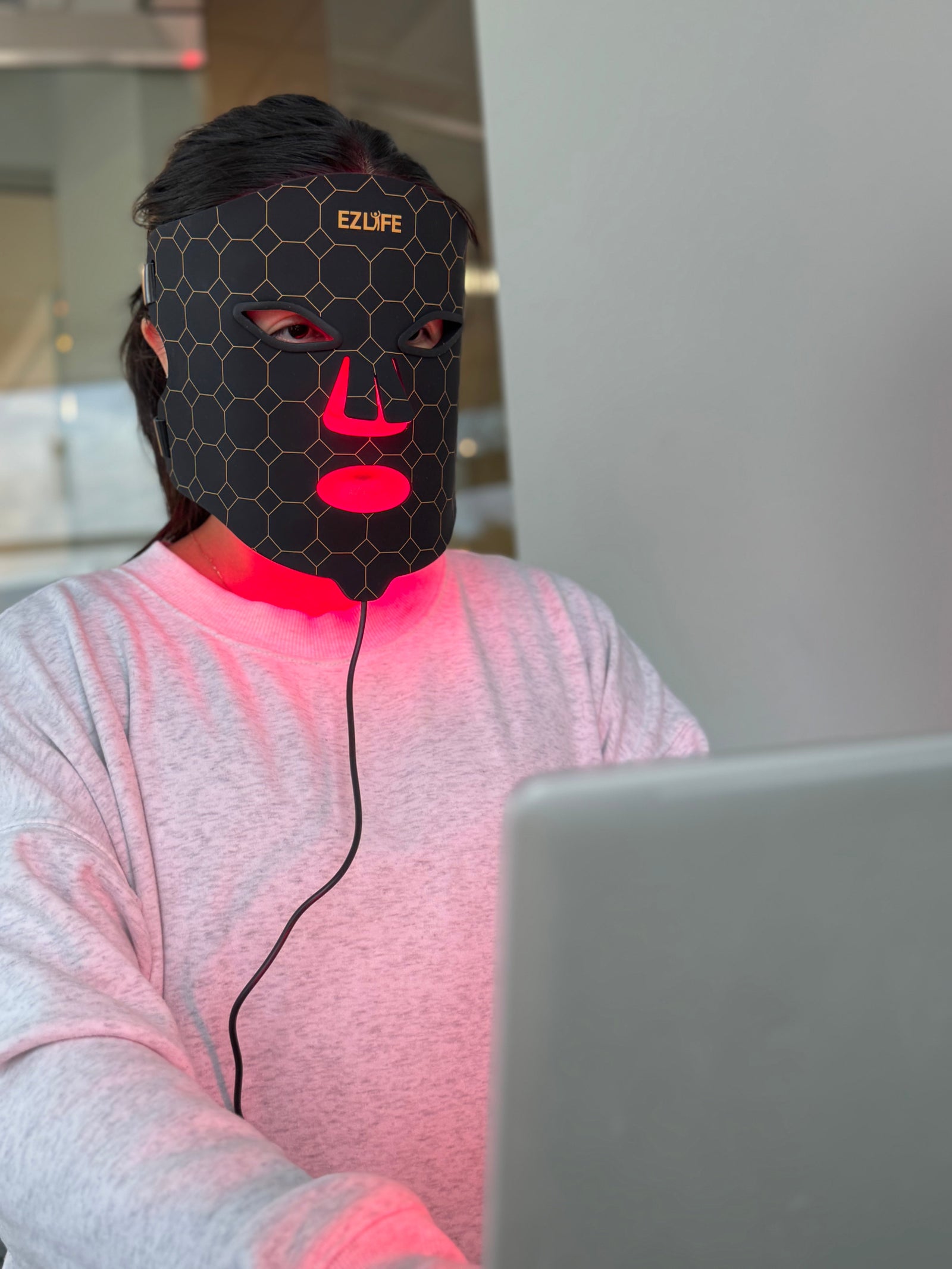 10-Minute Morning Ritual: Using Vibration & Red Light for Instant De-Puffing